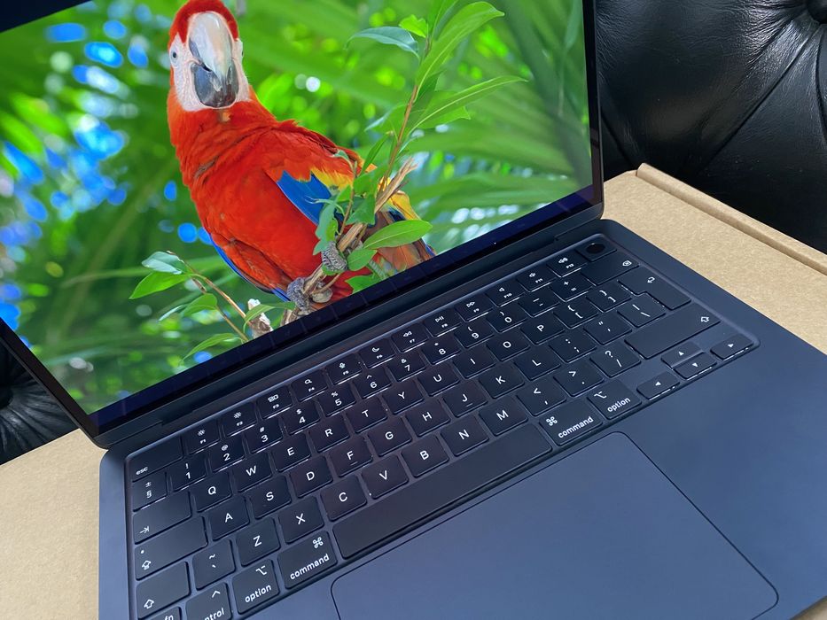 MacBook Air 13-inch / Apple M2 / 8 GB/ 256 GB / Ca nou |