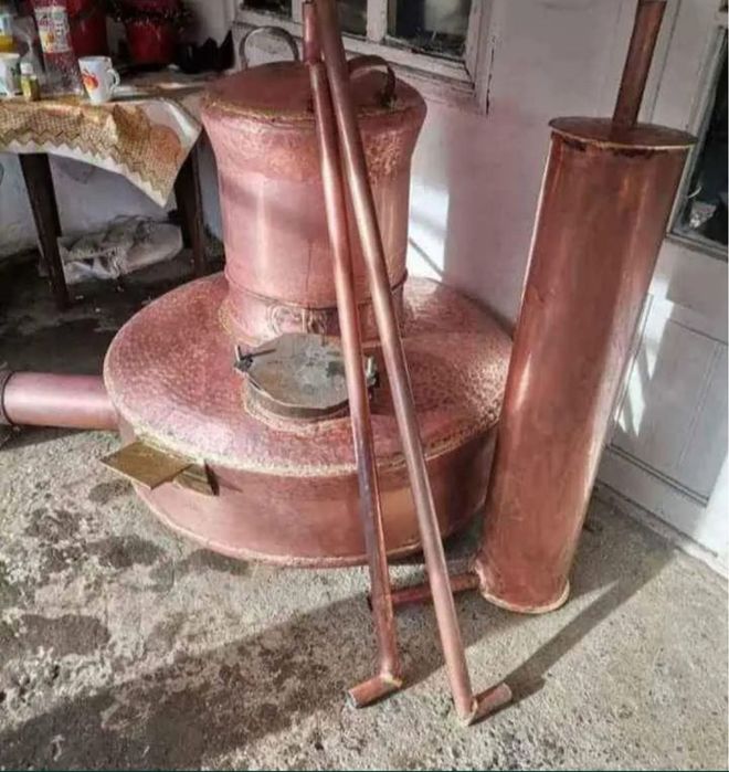 Vând cazan de țuică cazanul are pinioane lateral și golire și țeavă de