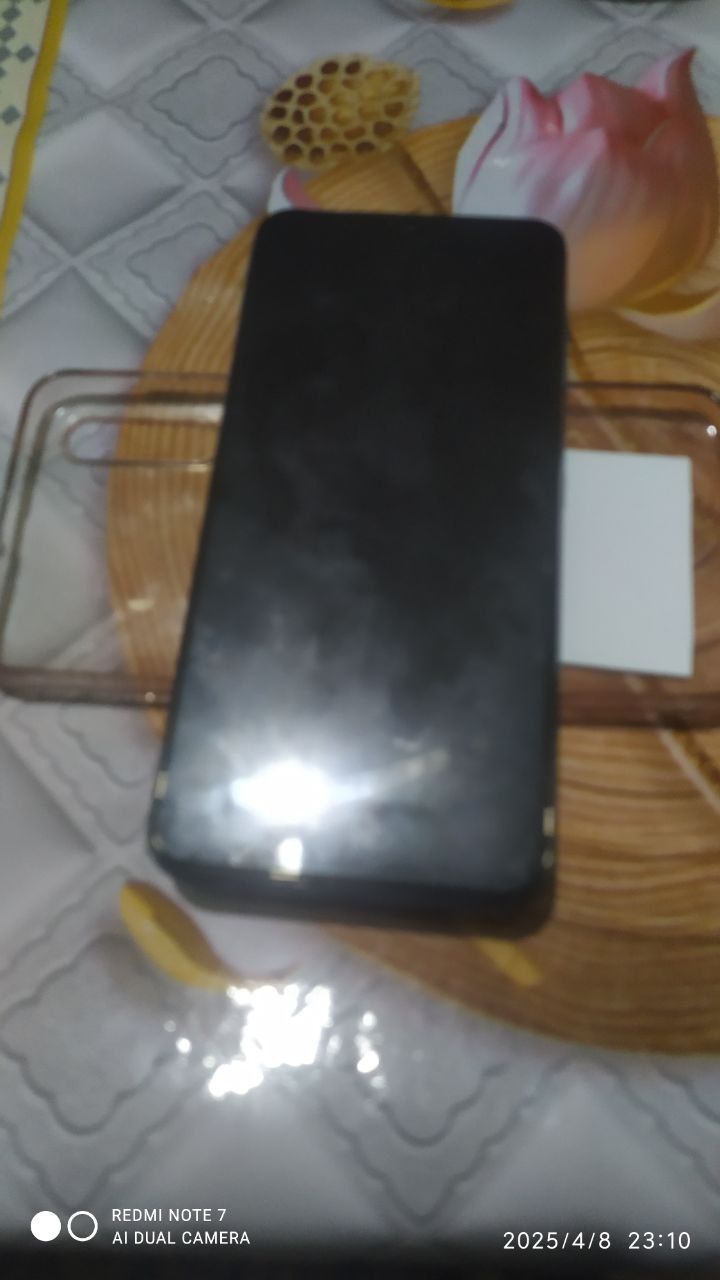 Samsung Galaxy A50 sotiladi narxi 500 ming aybi kalonkasi sal xira