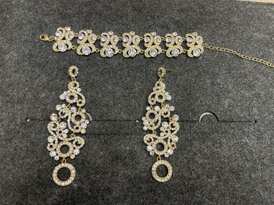 Бижутерия с золотым отенком