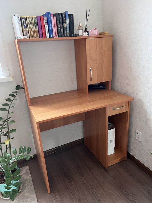 Компьютерный стол и книжный шкаф