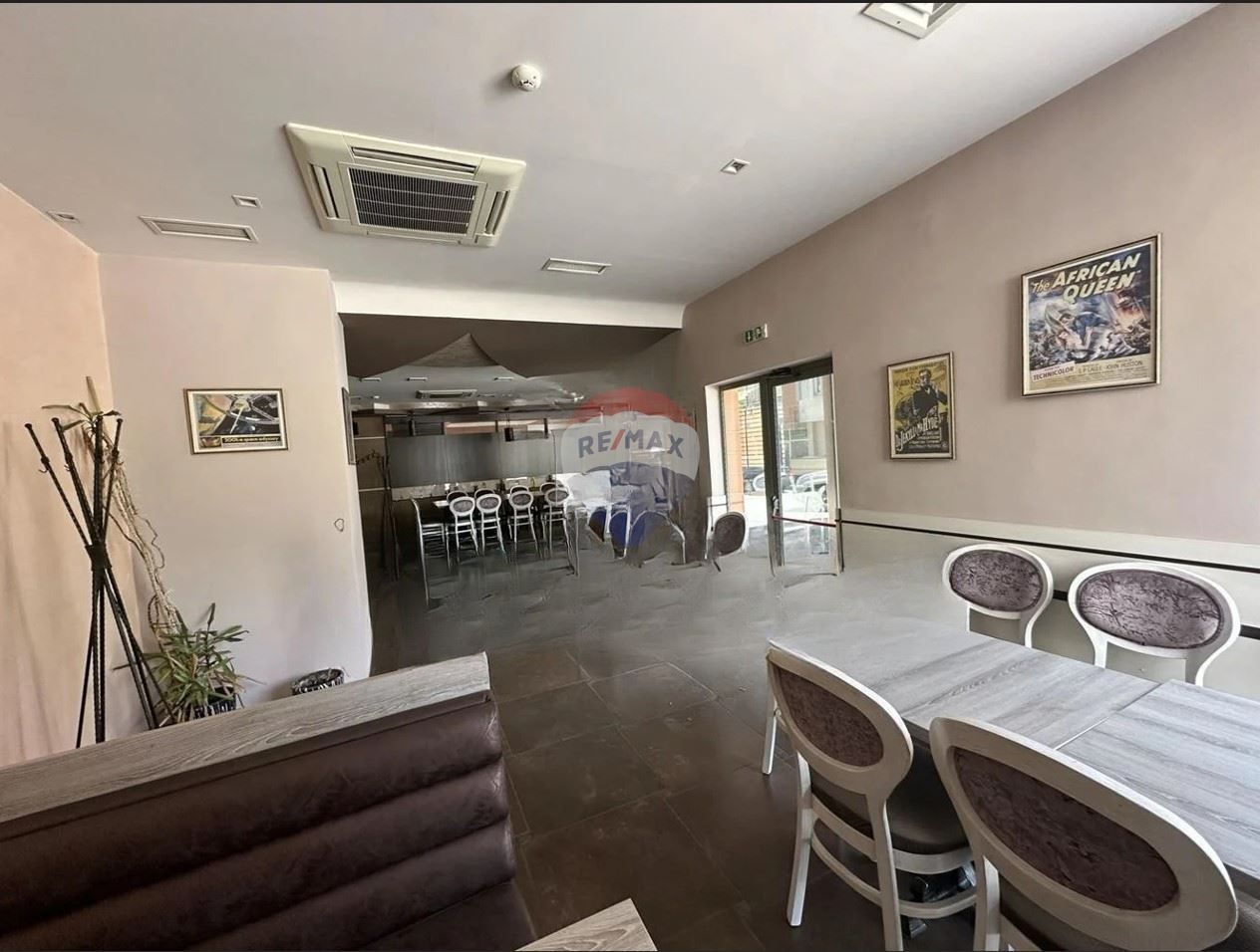 Дава се под наем Заведение в Варна, Базар Левски - 246 кв.м за 2550 € - Снимка #2
