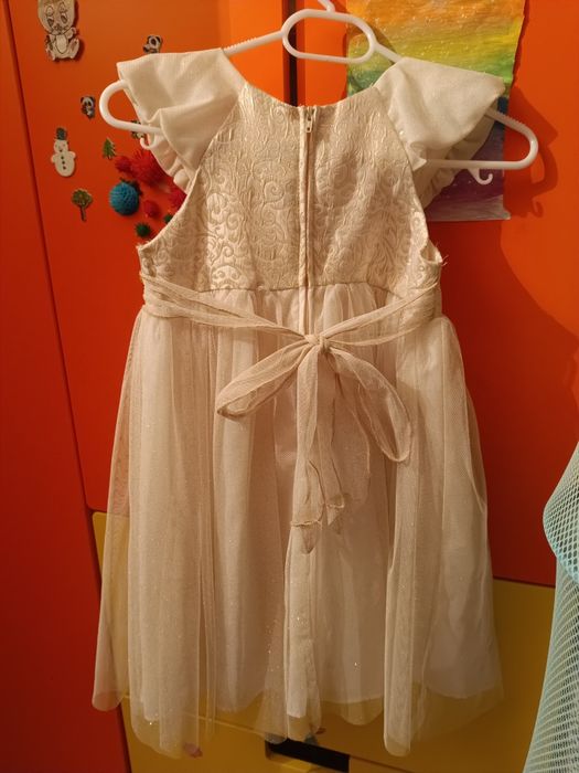 Rochita alb-crem, de ocazie, pentru 4-5 ani