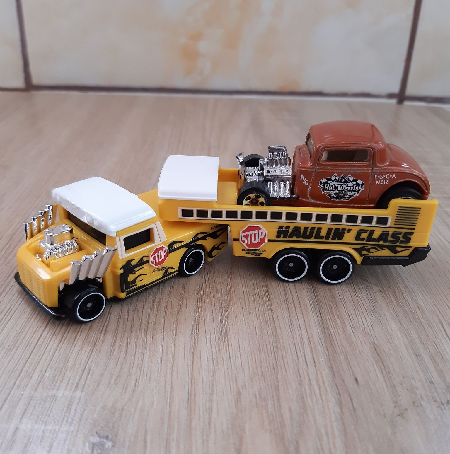 Macheta camion Class+remorca+masinuta vintage Ford-Hotwheels-jucarii