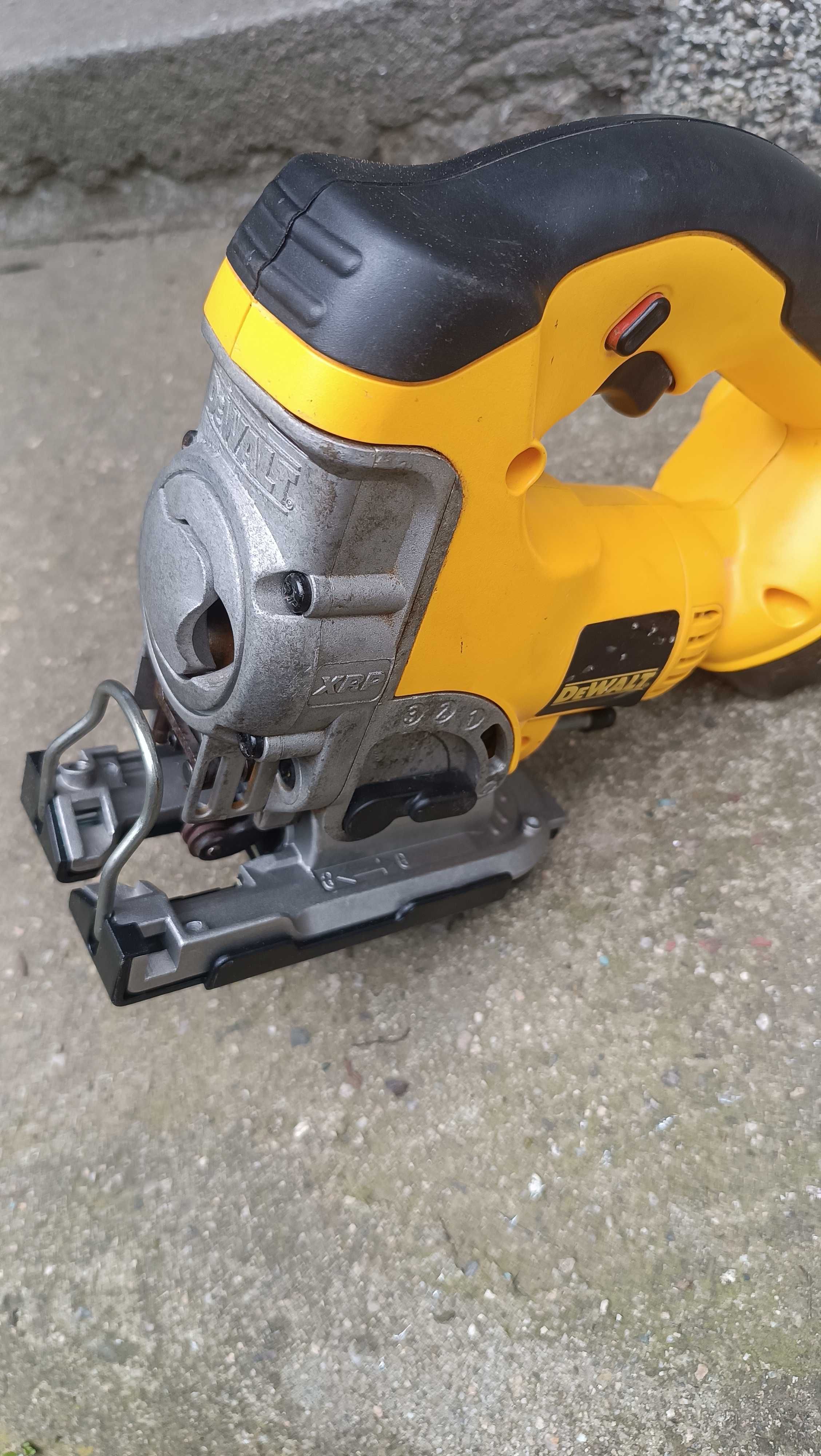 Акумулаторен прободен трион / зеге DeWalt DC330 с две батерии.