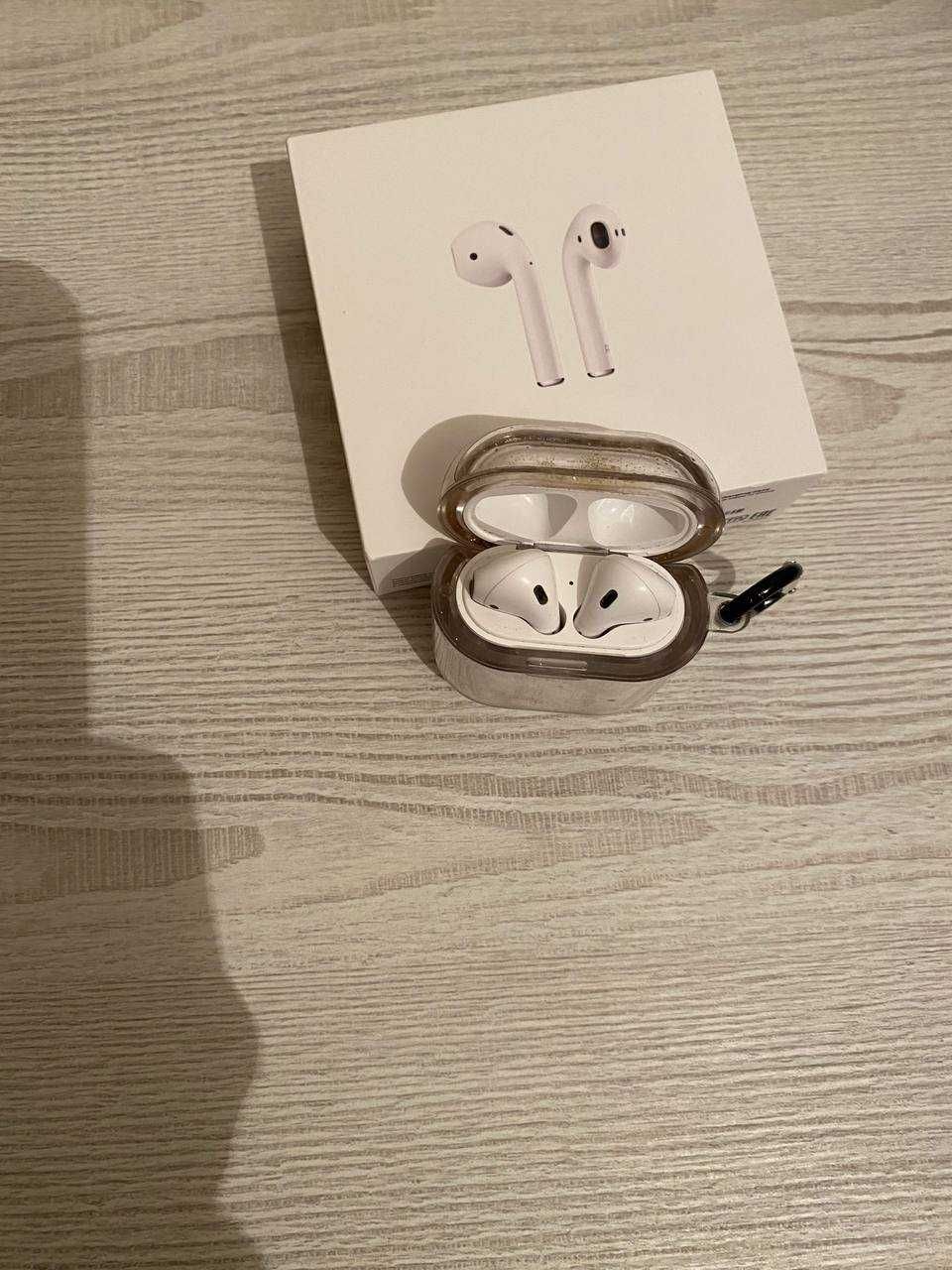 Продается AirPods 2-го поколения.