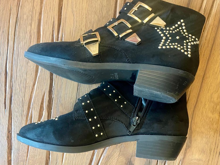 Botine din piele întoarsă neagră cu modele metalice aurii