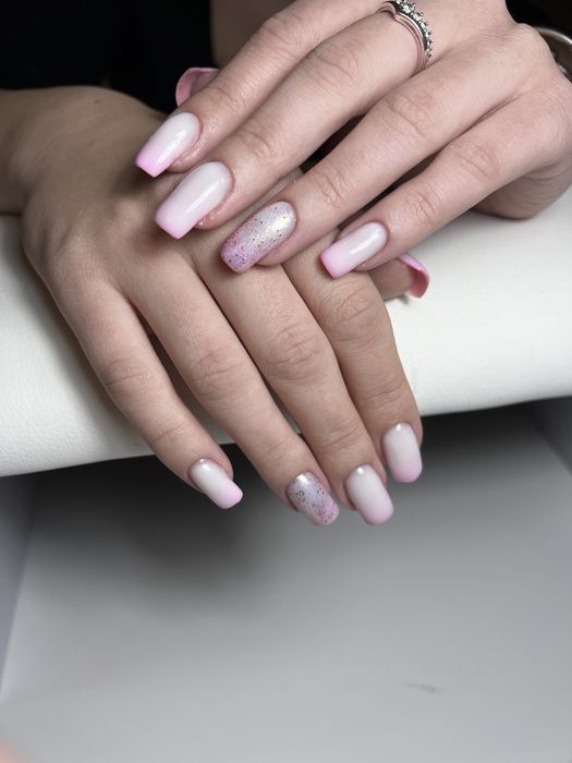 Unghii cu semi sau gel