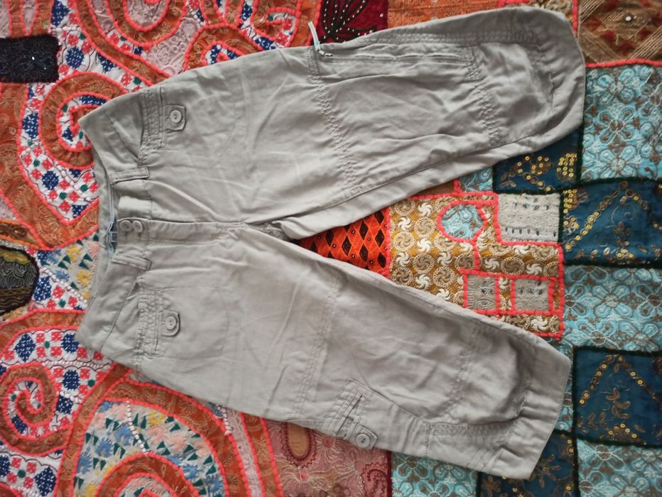 Pantaloni trei sferturi, cu multe buzunare