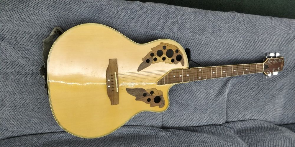 Продам гитару полуакустику