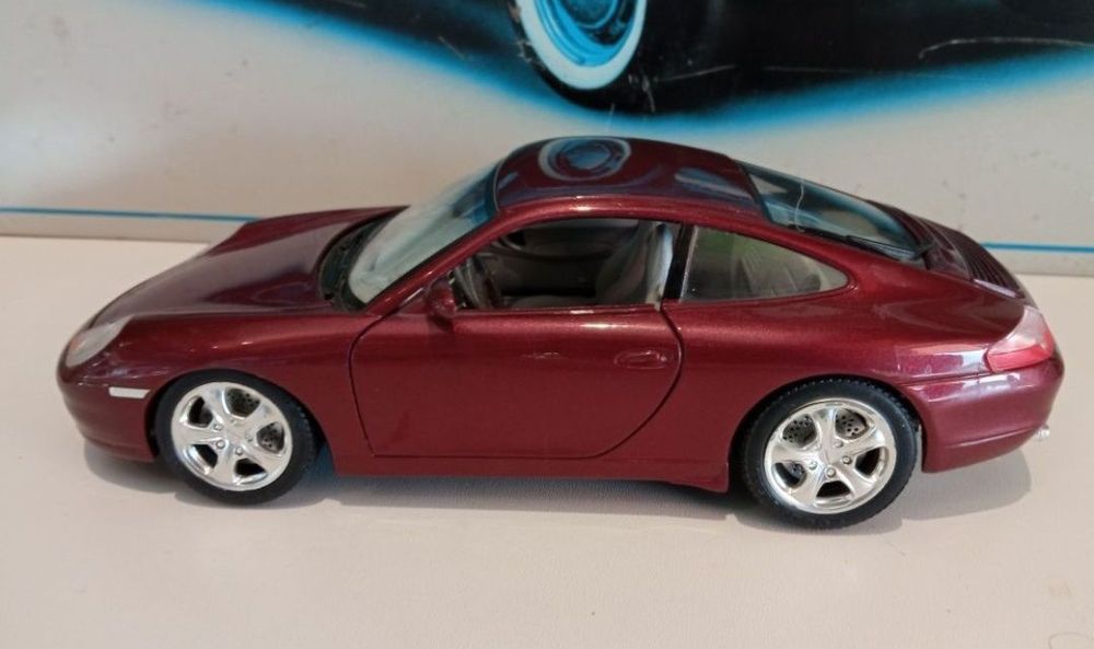 Porsche Carrera 911

Scara 1/18

Bburago

Pozele reflectă realitatea.