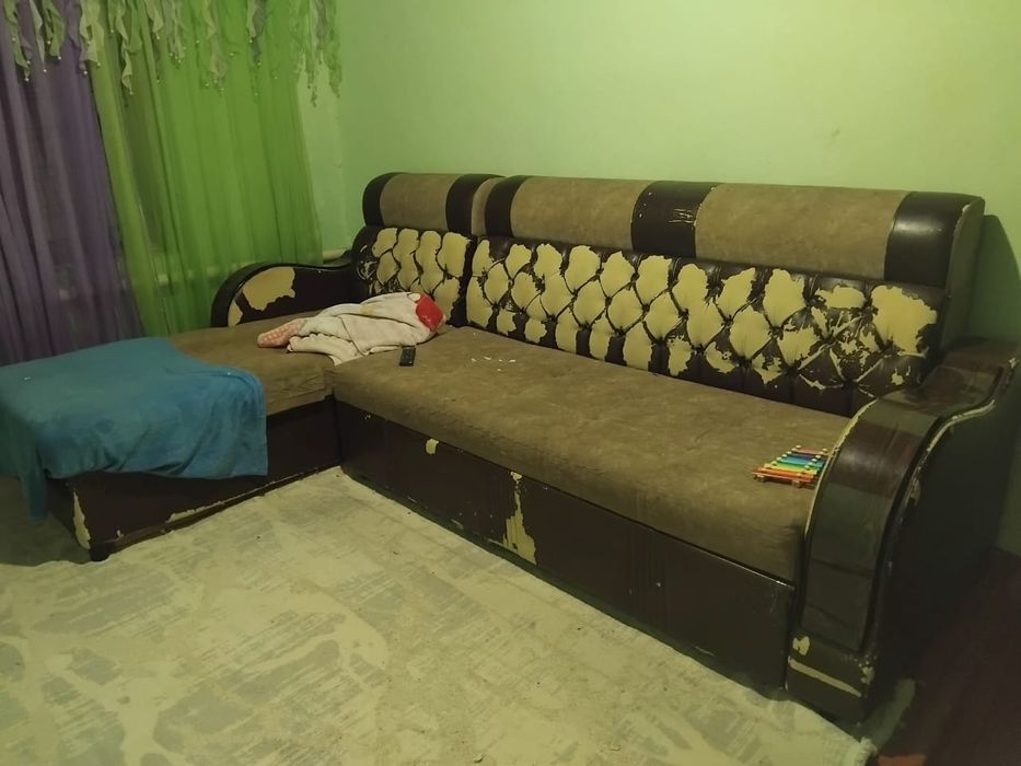 Диван в среднем состояний