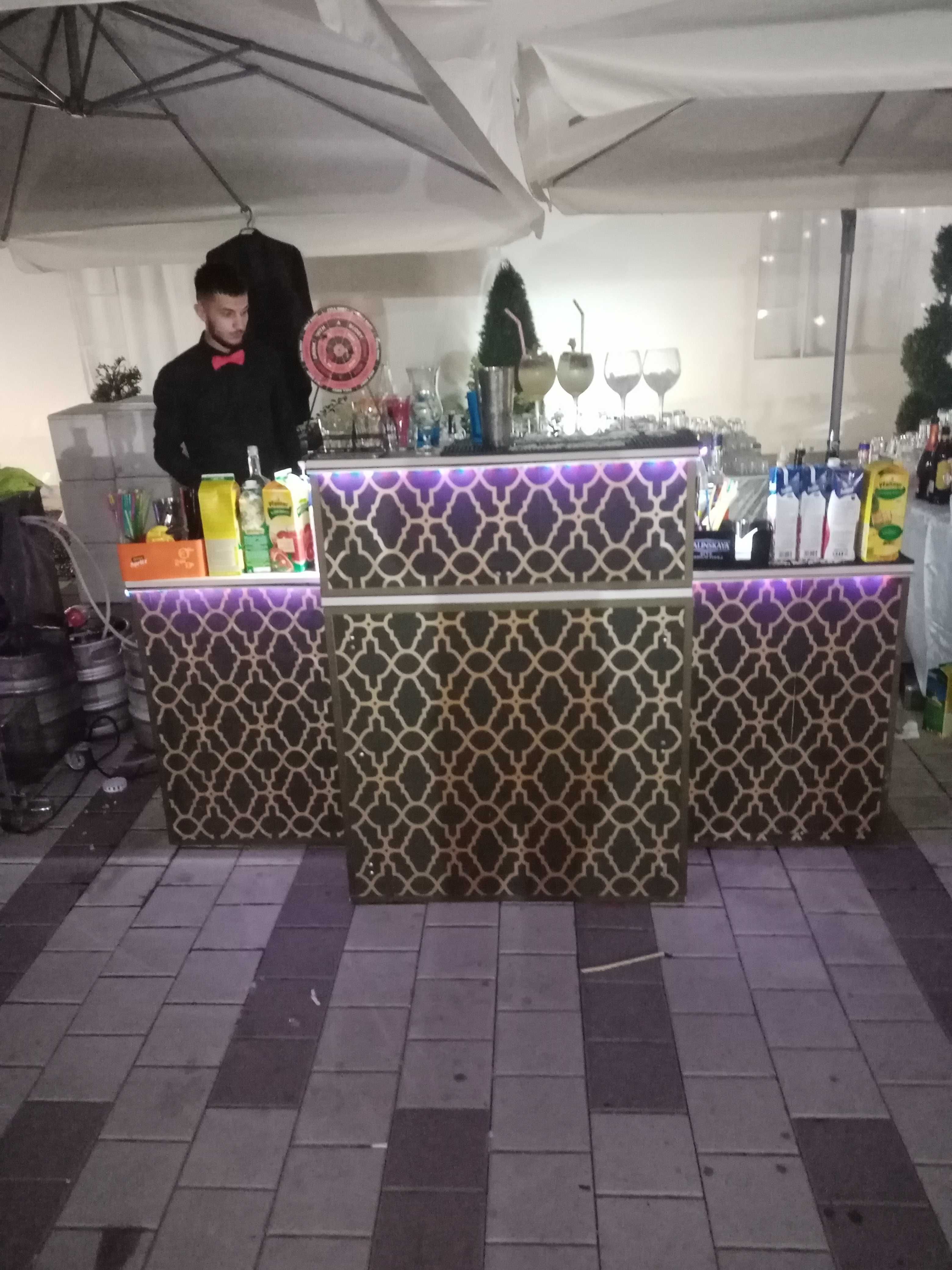 Open / Cocktails BAR ..