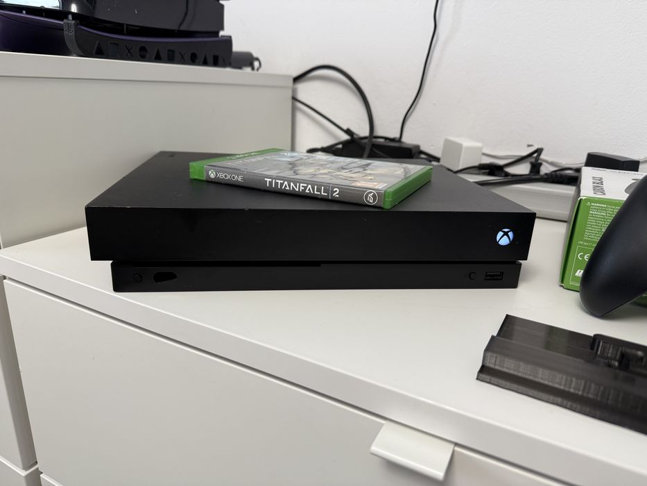 Xbox one X - 1 TB - 1 controller + 1 joc + Stand vertical