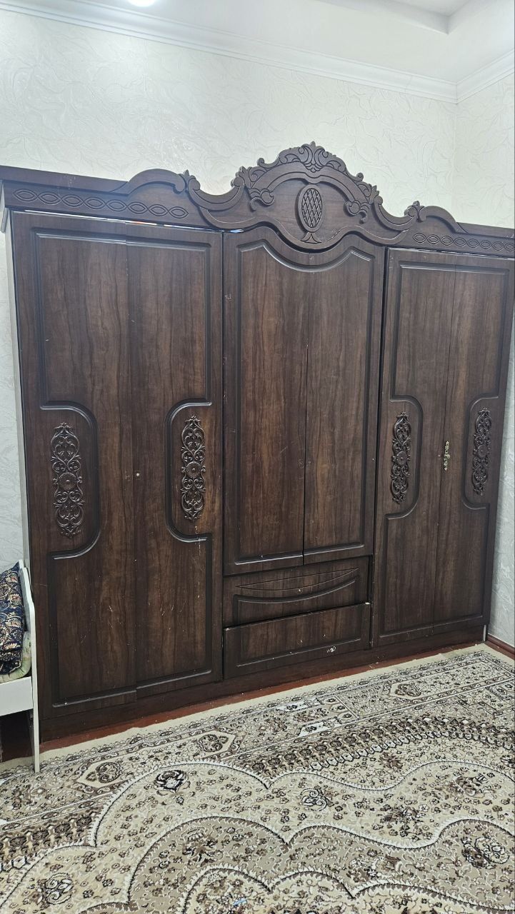 Спални,гарнитур,трюмо,сейф и детский крават