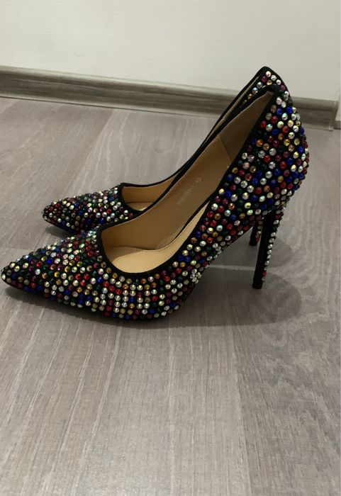 Vând pantofi noi marimea 40