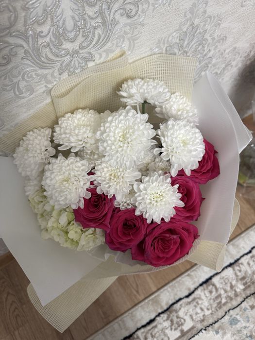 Букеты. Первый букет из роз и хризантем. Второй букет из 19 роз.