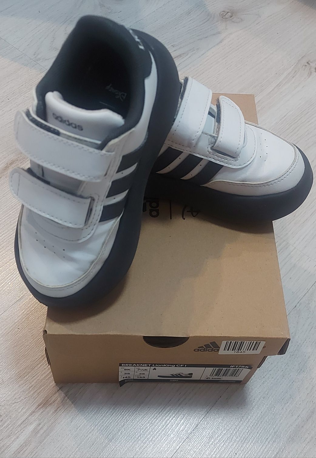 Маратонки Adidas номер 25