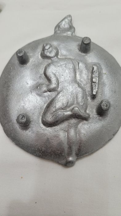 Statuete si scrumiera