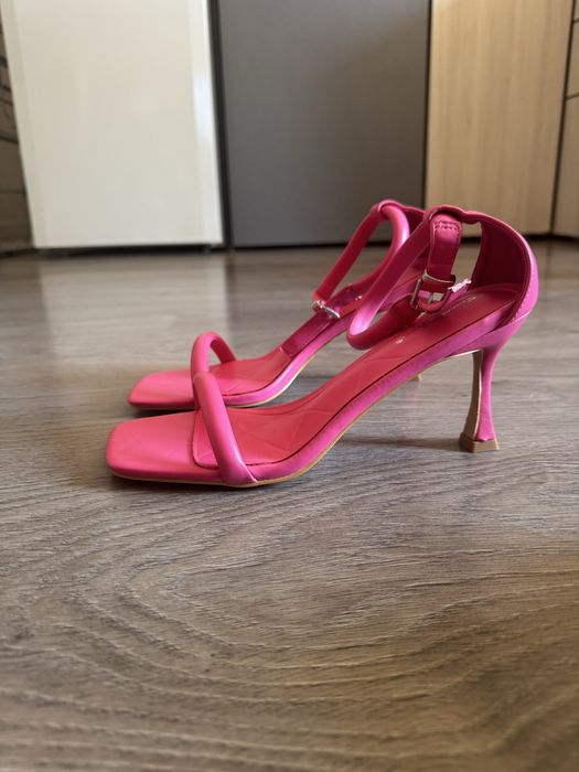 Розови сандали на ток