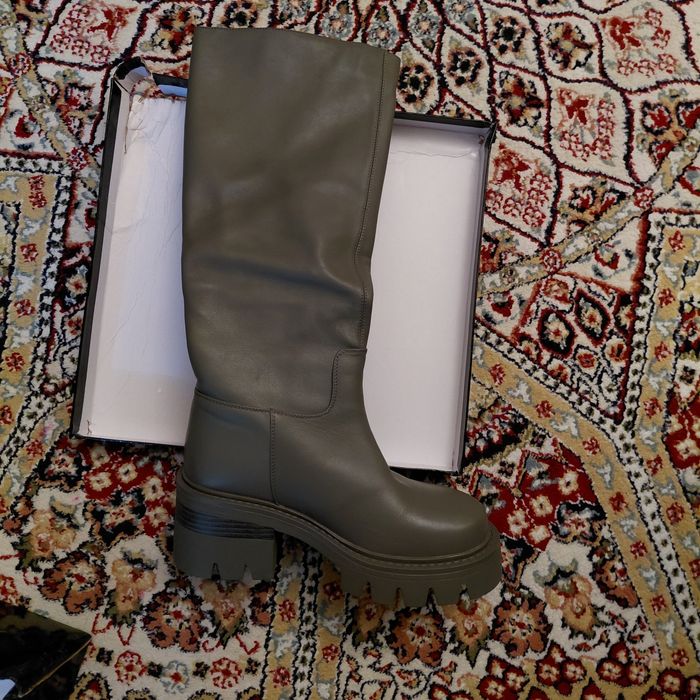 Продам зимние сапоги новые