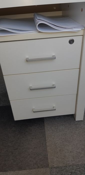 Noptieră mică cu 3 sertare pe role de birou