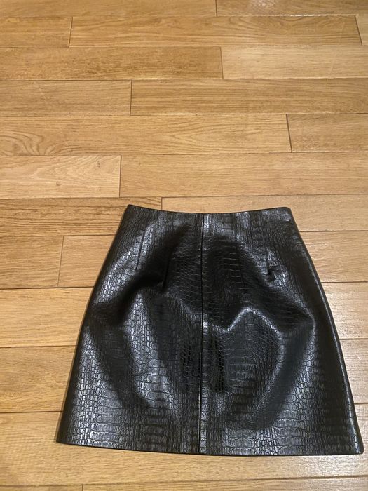 Vând fusta Stradivarius din piele sintetica, neagra mărime Xs