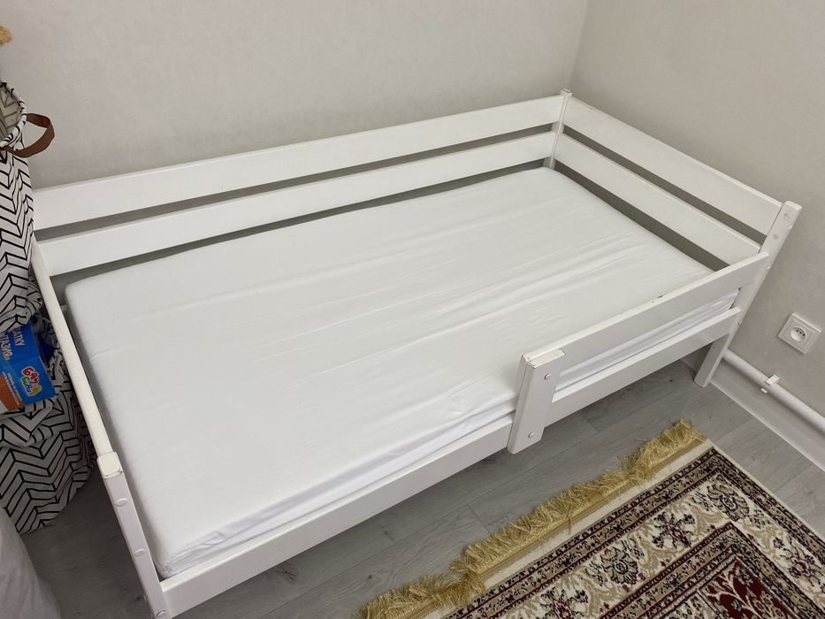 Детская кровать с матрасом