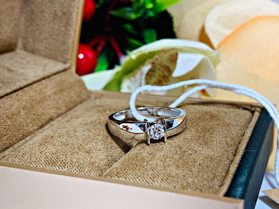 Серьезное золотое кольцо модели «Одноглазка» с бриллиантом