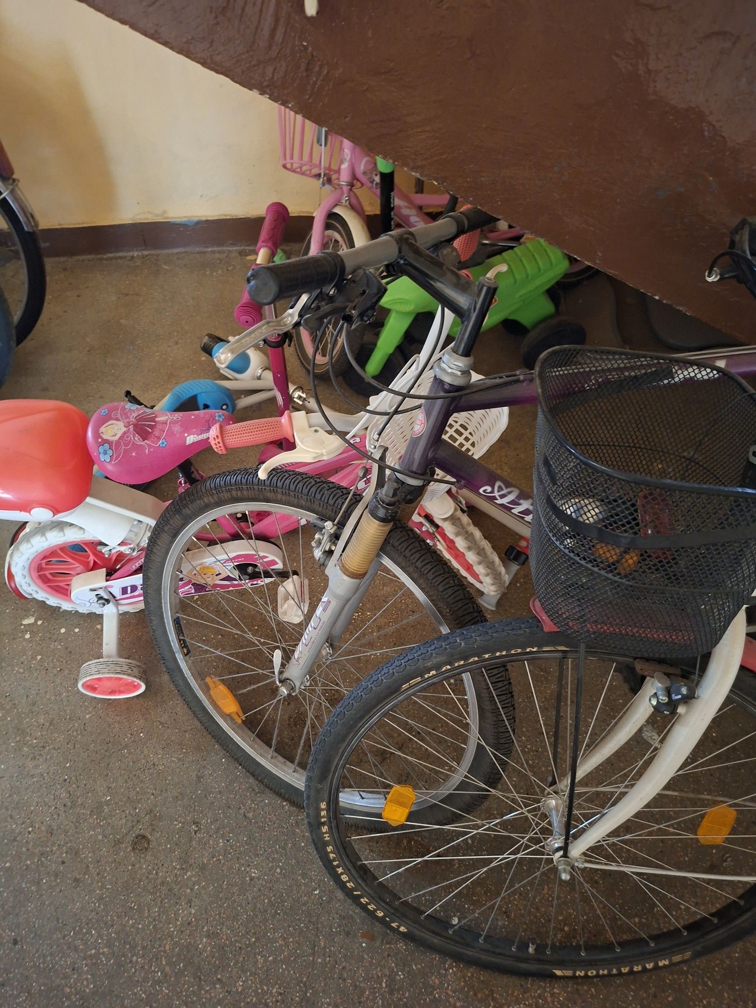 Vand 2 biciclete 300 lei bucata  una de fete si una de baieti