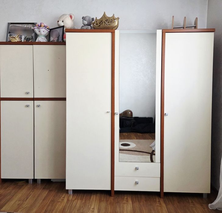 3-дверный распашной шкаф с двумя стеллажами (пр-во Польша)