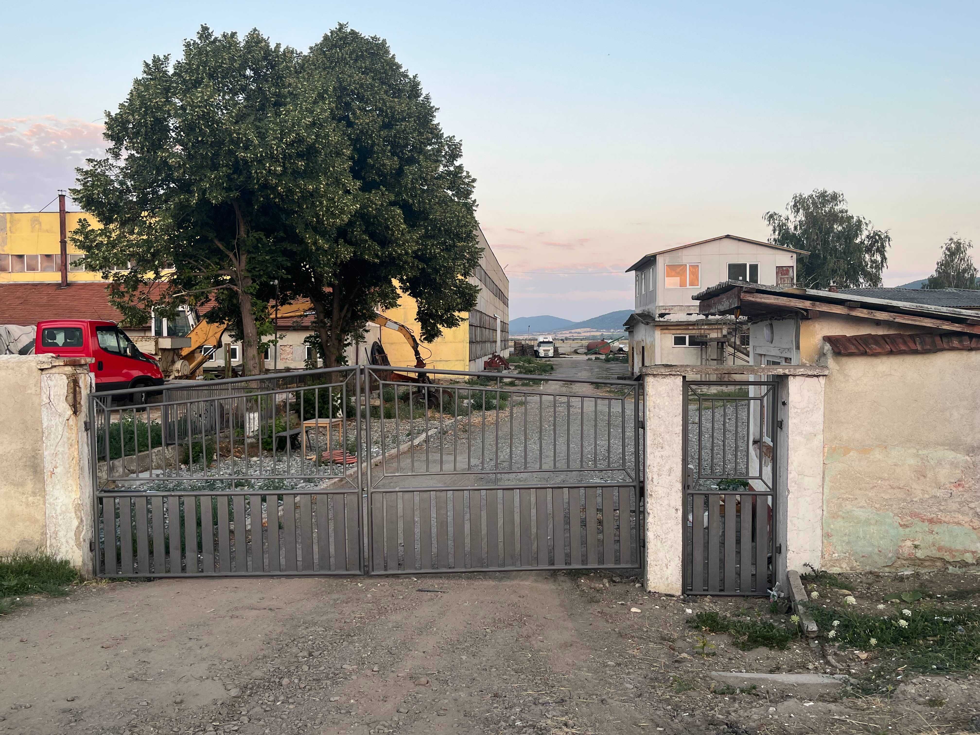 Индустриална База / Търговски Комплекс под наем