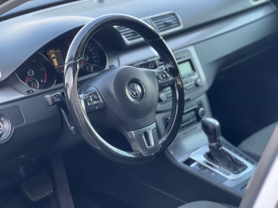 Vand Volkswagen Passat B7 2.0 TDI automata fabr 2012 impecabila urgent