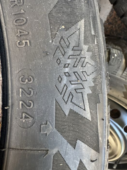 Зимние шины новые с диском