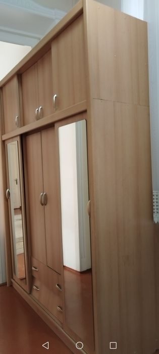 Срочно  продаётся Большой шкаф с зеркалами в отличном состоянии