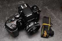 Nikon F4 cu curea umar