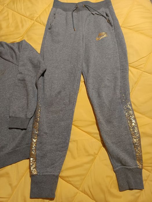 Дамски екип неразличим от нов . Обличан е броени пъти.