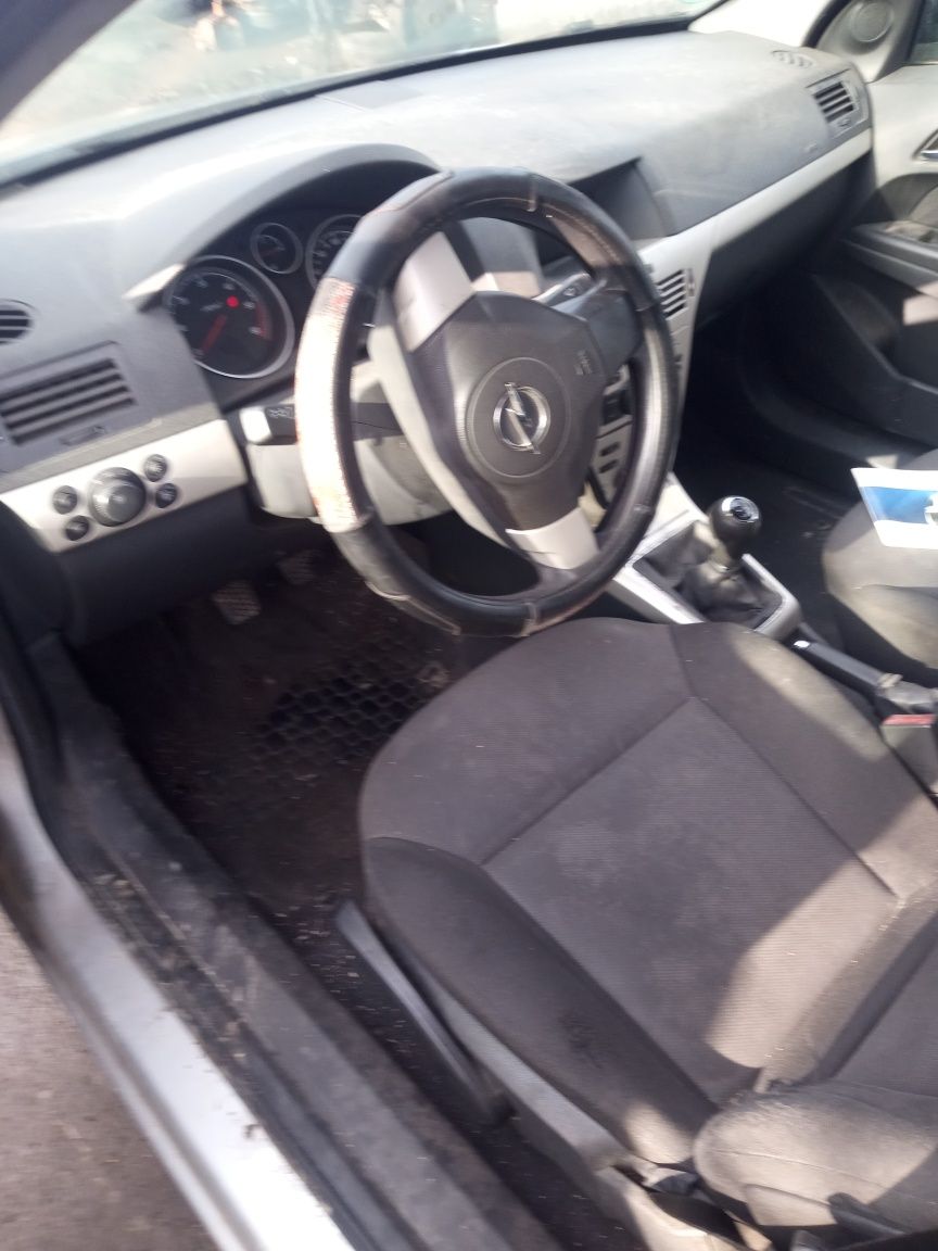Dezmembrez Opel Astra H