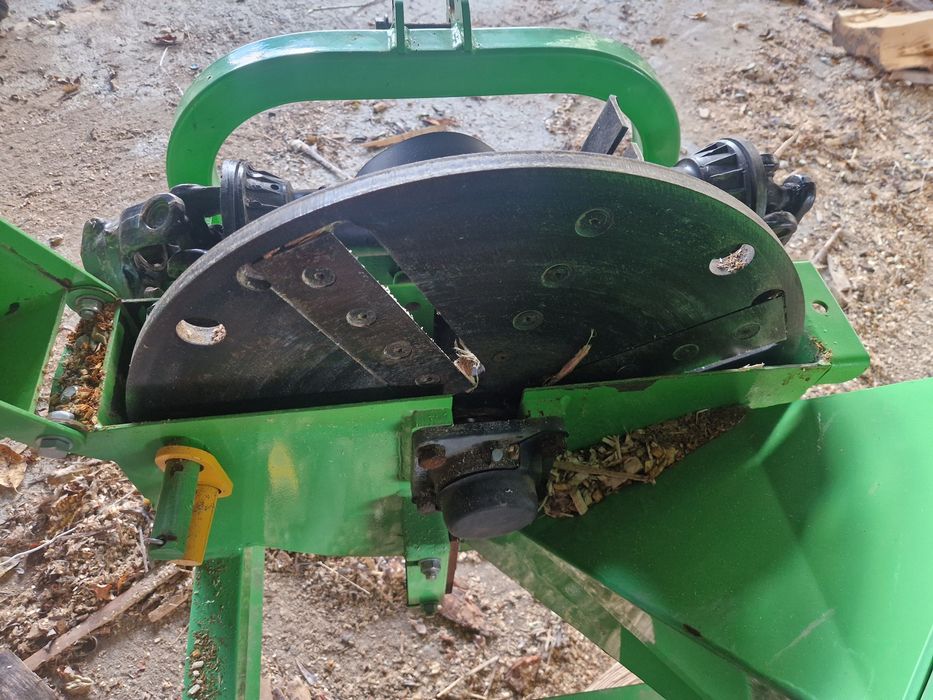 Tocator crengi pentru tractor