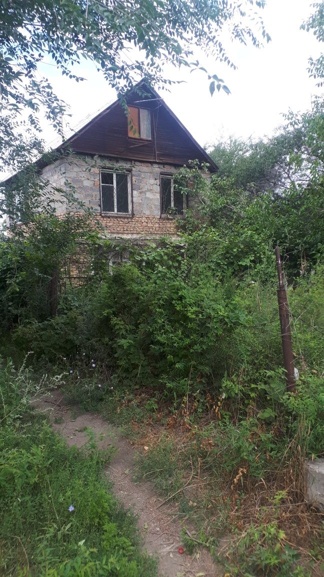 Продам или поменяю двухэтажную  дачу в ближайшем пригороде.