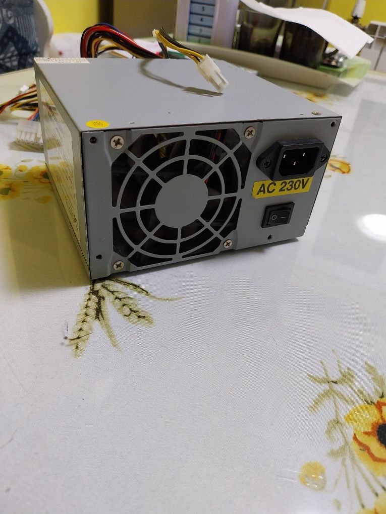 Schimb cu radio portabil  Sursa  calculator 400w Nou , nout  - 60 lei