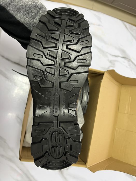 Продам ботинки новые