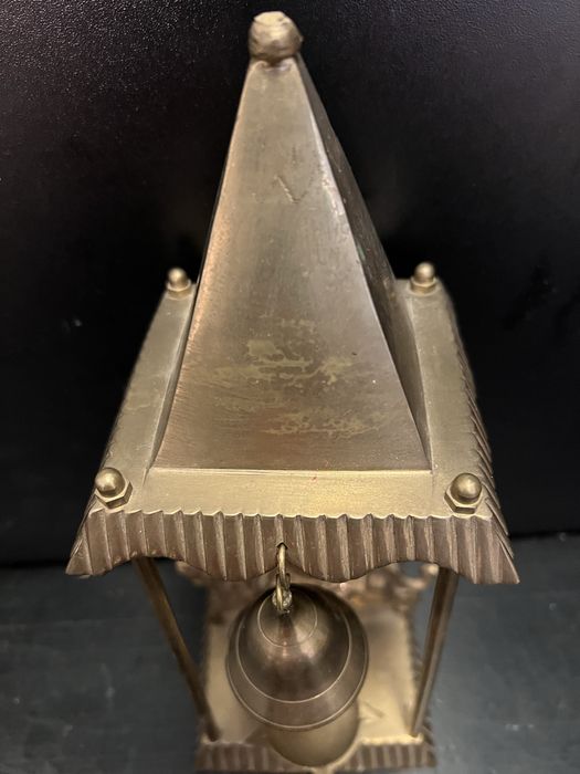 Zeita hindusa Durga asezata pe un leu.