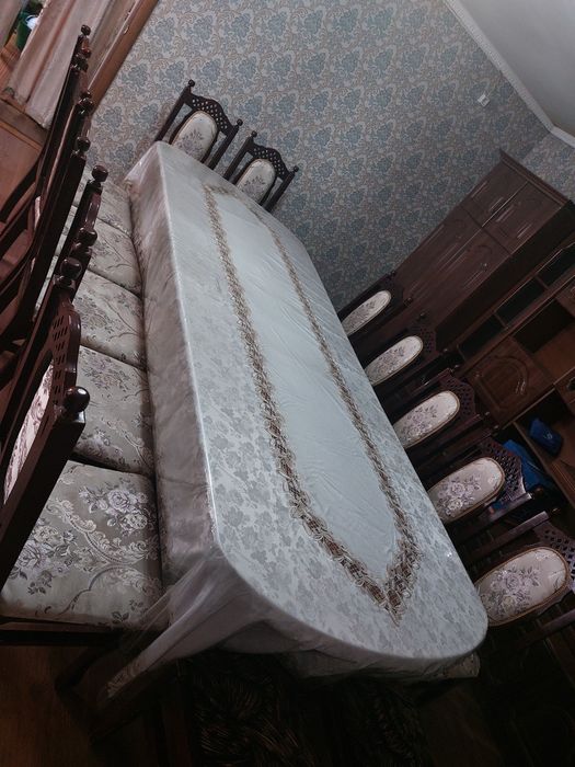 Стол со стульями