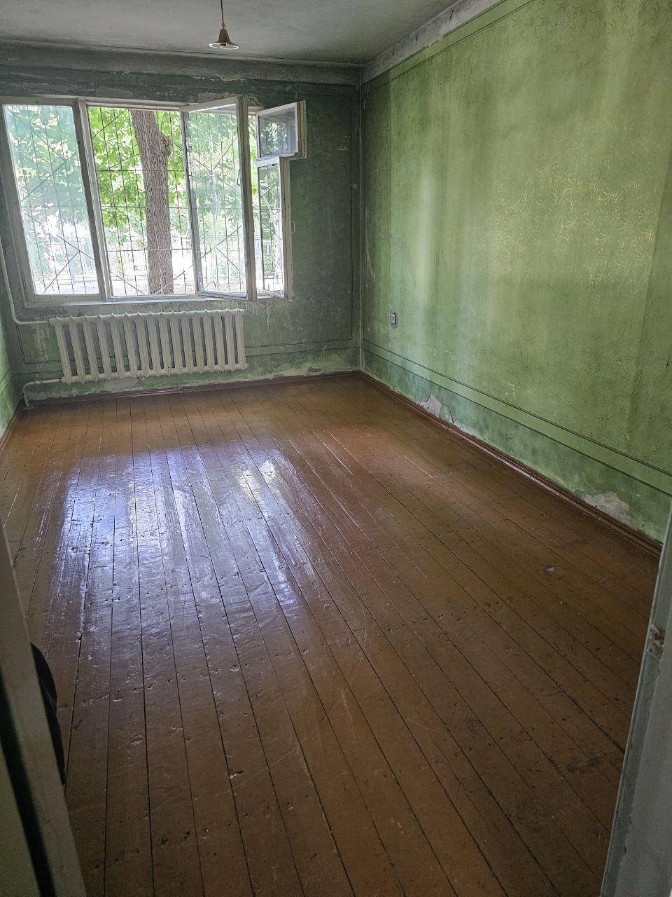 Продам чиланзар 21.  Трёх комнатная. Балкон 1,5*3