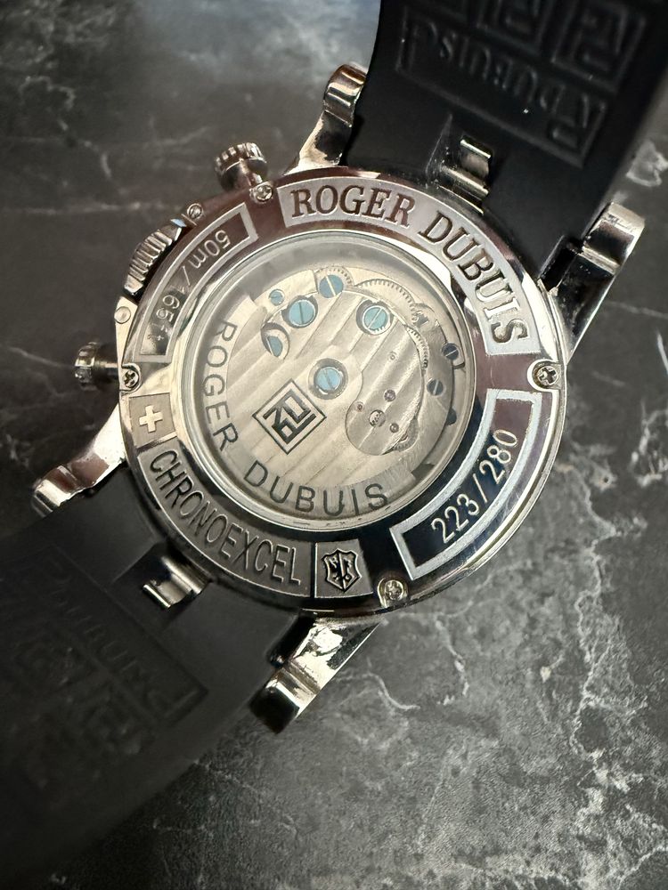 Стилен мъжки часовник в стил Roger Dubuis
