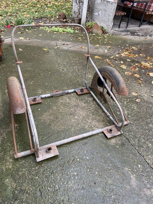 Портет,ретро камера,сахнчета,порцелан, везани покривки,кош за мотор.