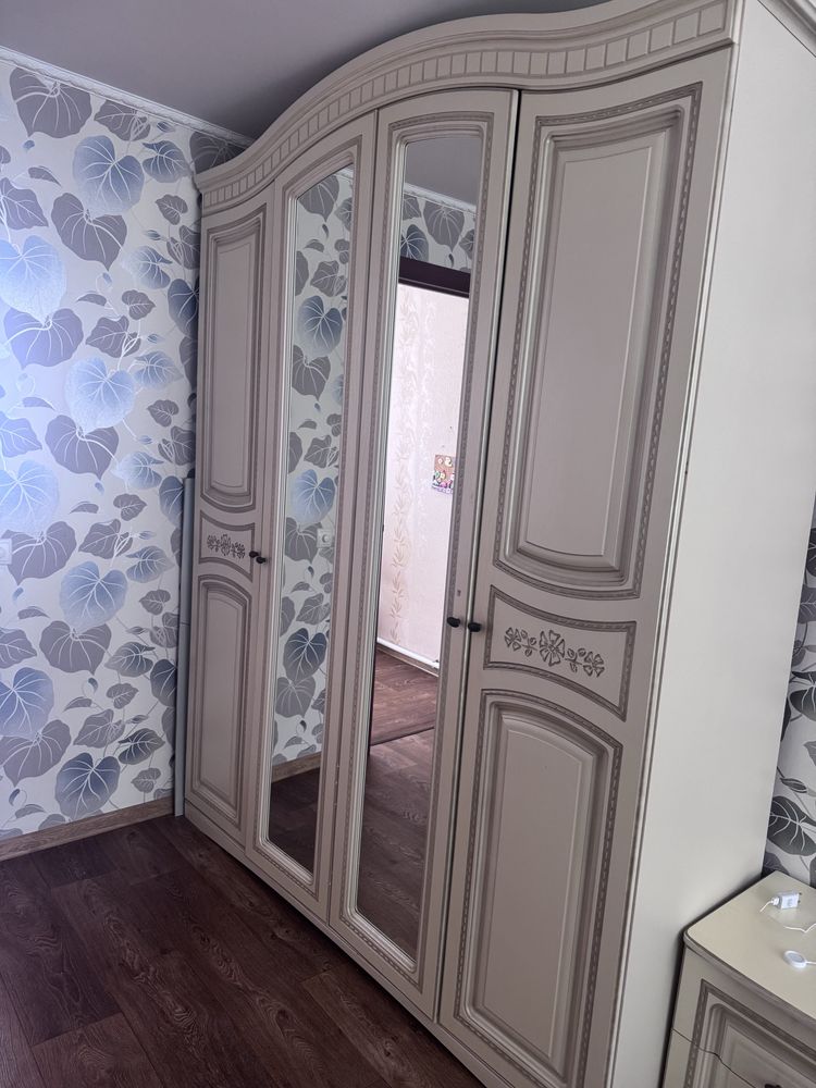 Продается спальный гарнитур