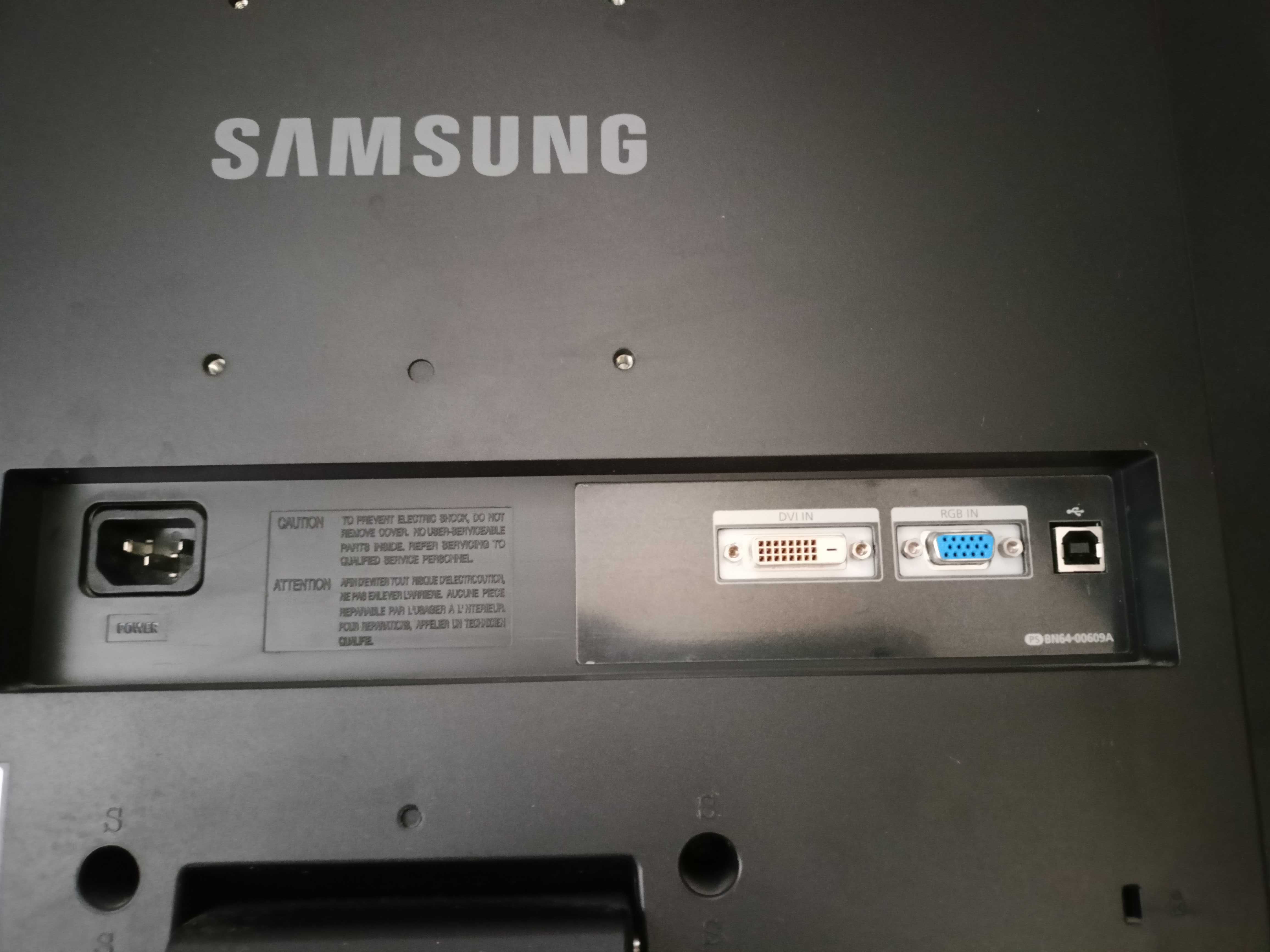 Monitor Samsung 225UW cu webcam, hub USB, boxe si microfoane integrate