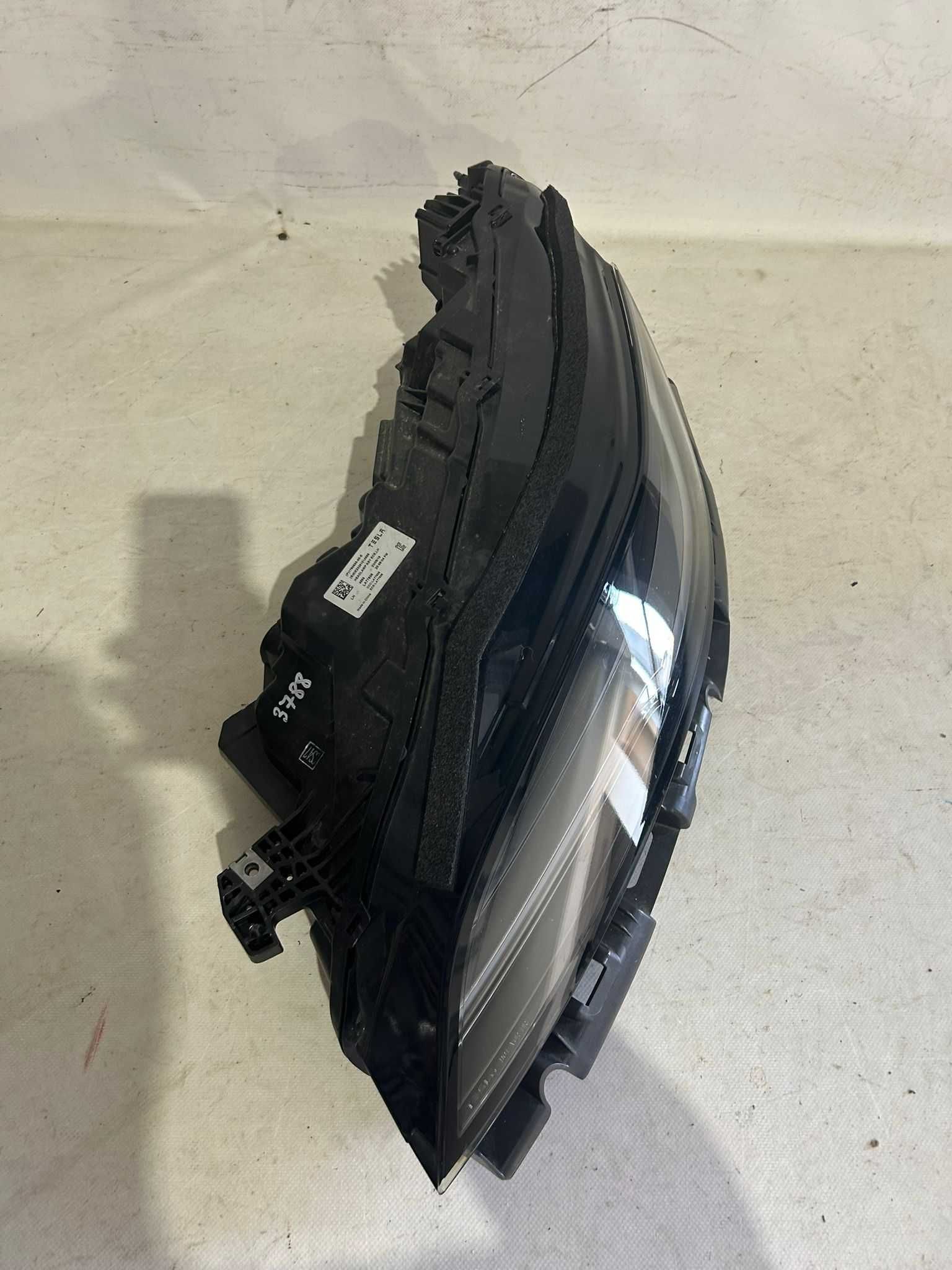 Far stanga  Tesla Model 3 an 2024 - 2025 COMPLET cod oe 1760888-00-F